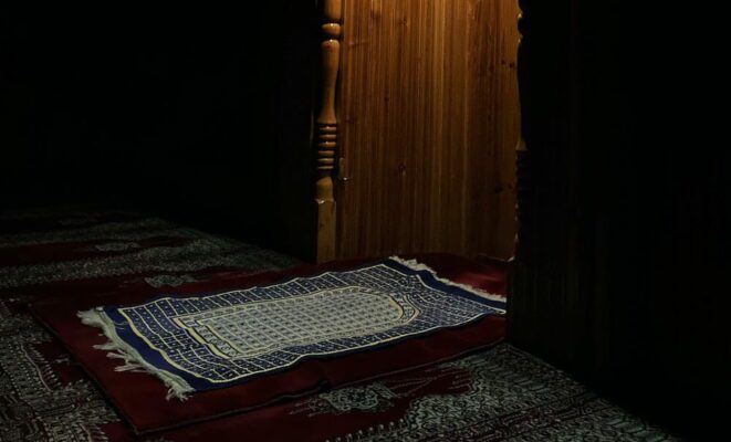 Comment s'appelle le tapis de la prière ?